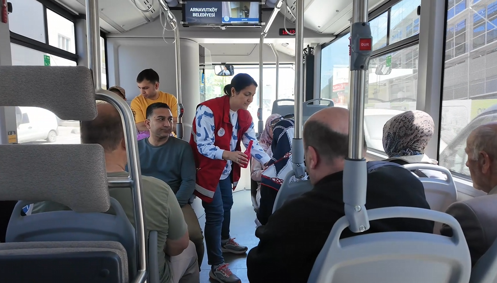 Arnavutköy‘de bayram öncesi camilerde ve mezarlıklarda hummalı çalışma