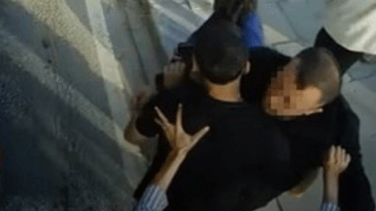 Arnavutköy'de bazı şahıslar İETT otobüsüne saldırıp camlarını kırdı!