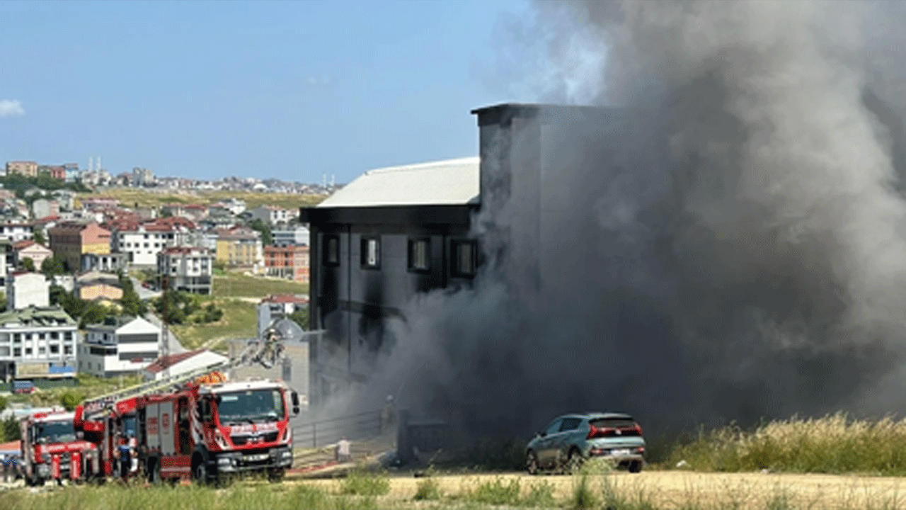 Arnavutköy’de fabrika yangını paniği!