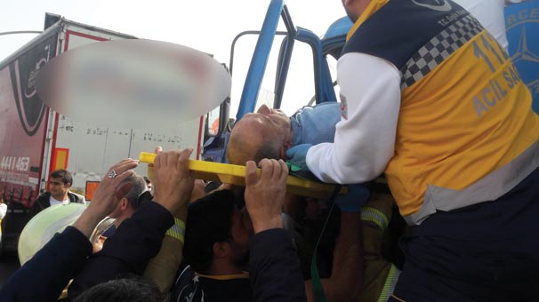 Arnavutköy'de feci kaza! Kamyon içinde sıkışıp kaldı