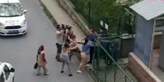 Arnavutköy'de iki kız annelerini alıkoymakla suçladıkları şahısa saldırdı