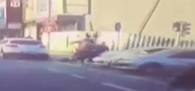 Arnavutköy'de korkunç kaza! Kırmızıda geçti, çarpıp kaçtı!