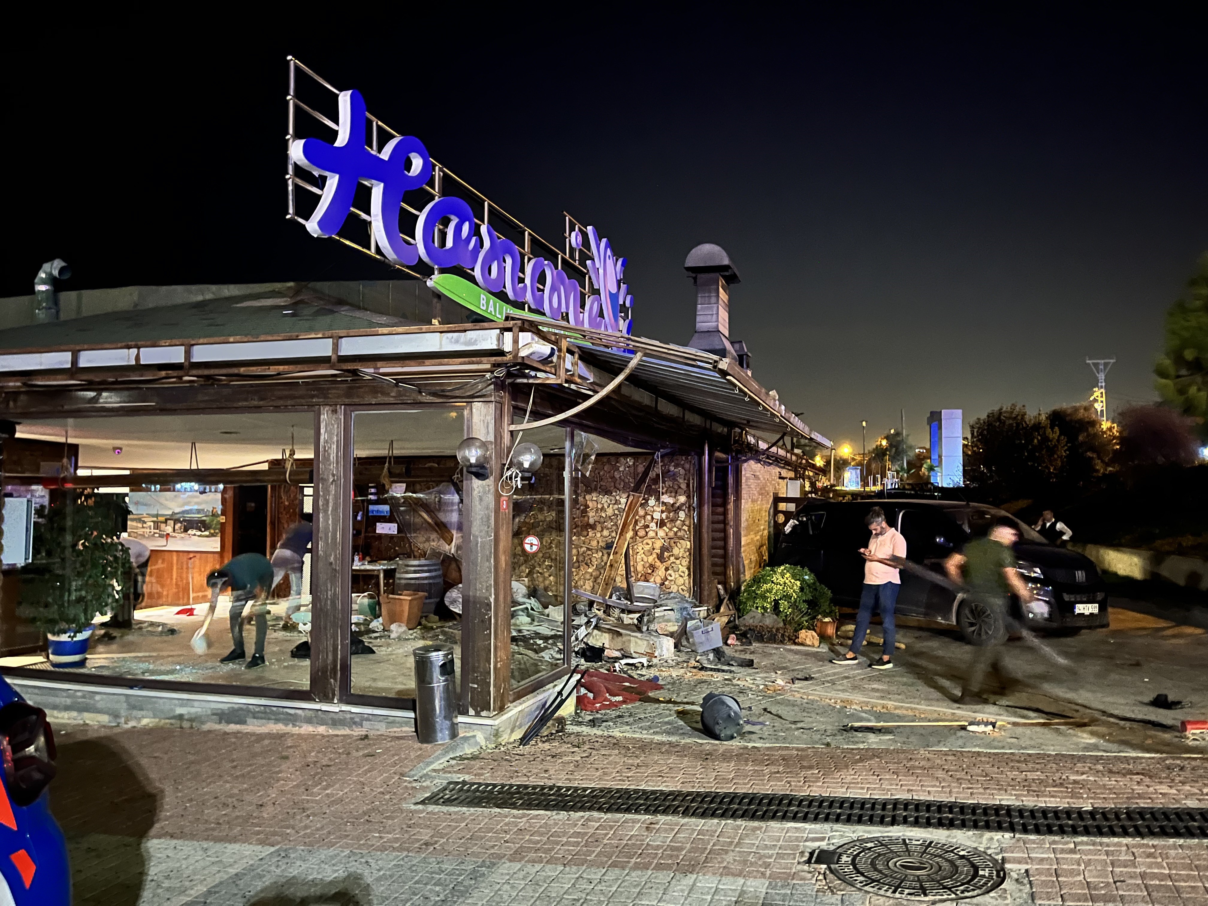 Arnavutköy'de otomobil restorana daldı!