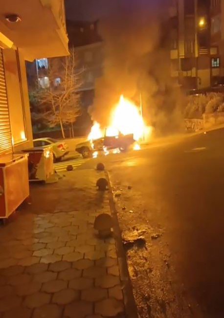 Arnavutköy'de park halindeki otomobil alev topuna döndü