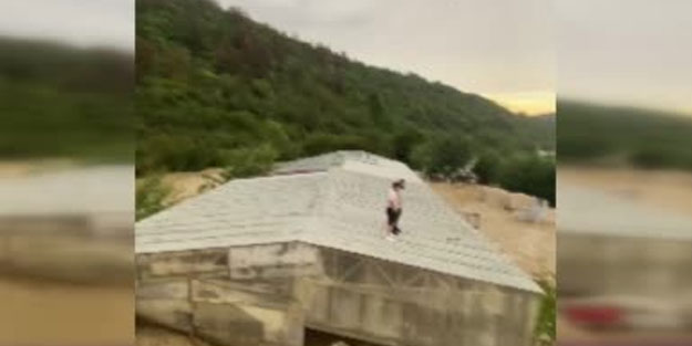 Arnavutköy'de taşan dere nedeniyle 7 işçinin mahsur kaldığı anlar kamerada