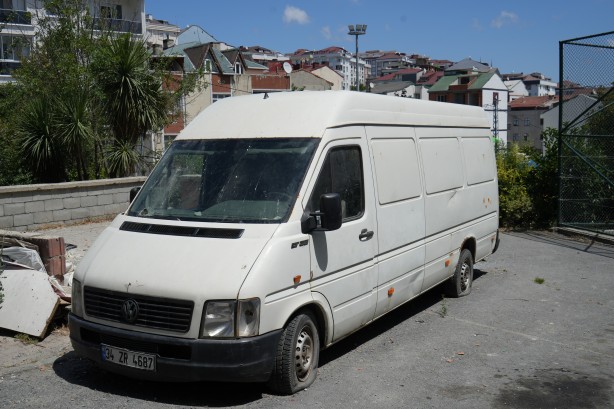 Arnavutköy'de terk edilmiş araçlar mahallelinin korkulu rüyası oldu