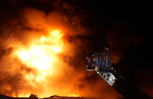 Arnavutköy’de yangın çıkarıp itfaiyecilere saldıran şahıs gözaltına alındı