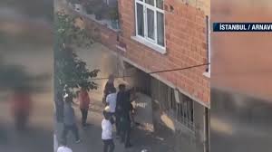 Arnavutköy'de yangında mahsur kalan 4 kişi iş makinesiyle kurtarıldı