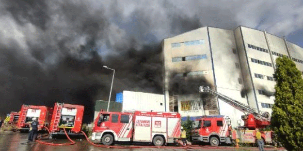 Arnavutköy'deki fabrika yangınında bir itfaiye eri yaralandı