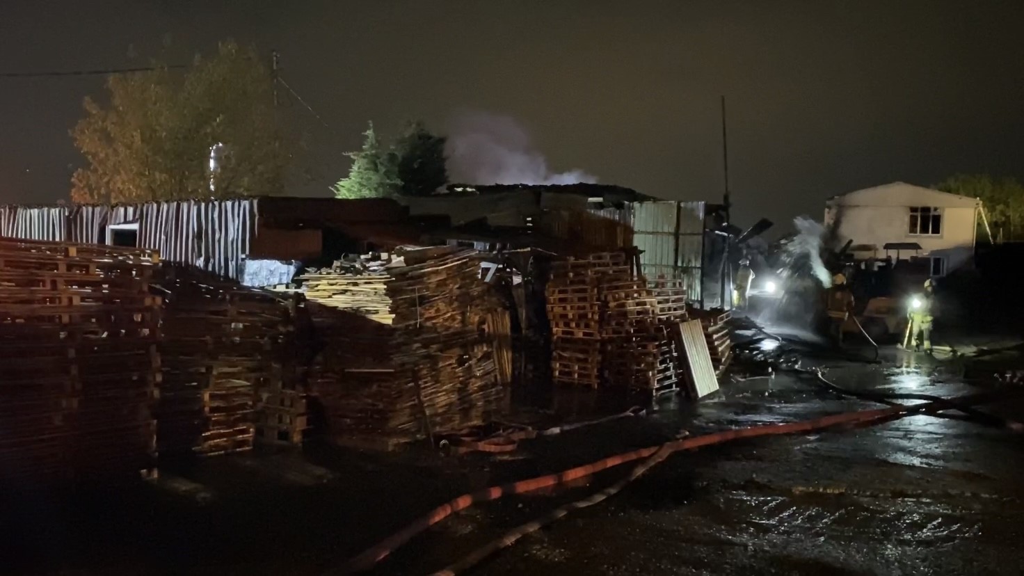 Arnavutköy'deki kereste atölyesinde çıkan yangında 1 kişi hayatını kaybetti