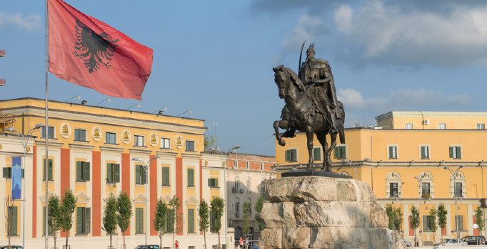 Arnavutluk İçişleri Bakanı Xhafaj istifa etti