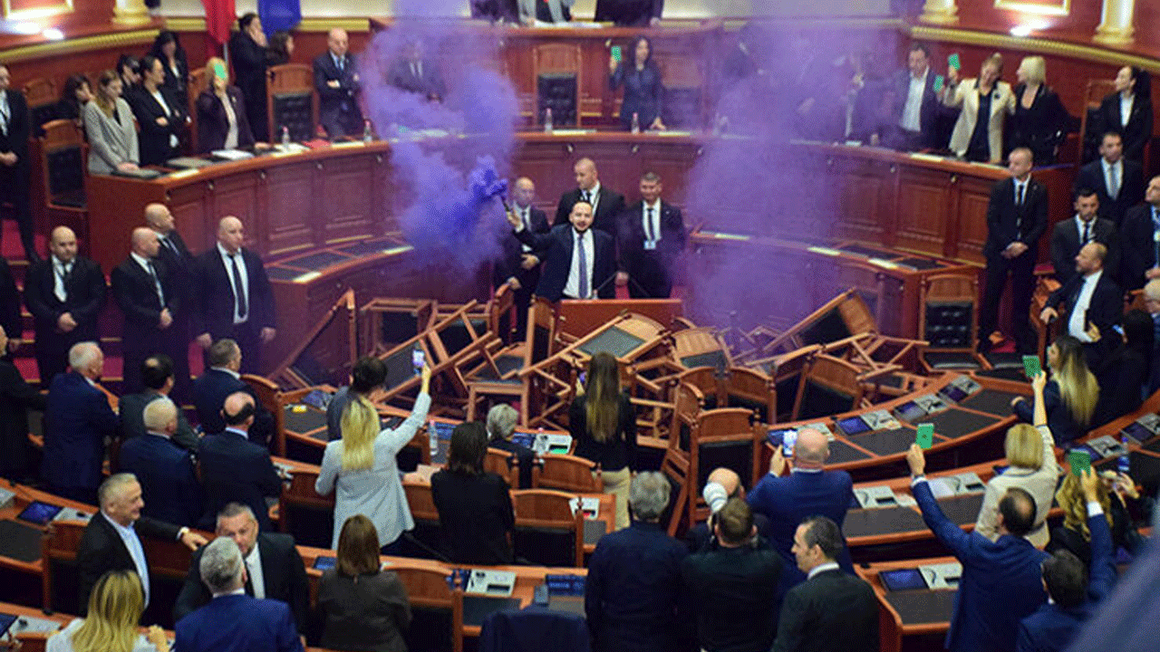 Arnavutluk Meclisinde yine gerginlik yaşandı