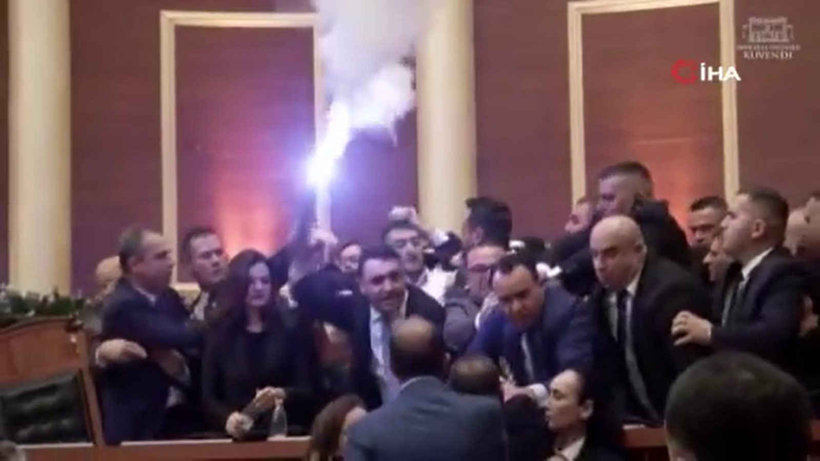 Arnavutluk Parlamentosu fena karıştı! Milletvekilleri meşale yaktı, başkana şişe fırlattılar