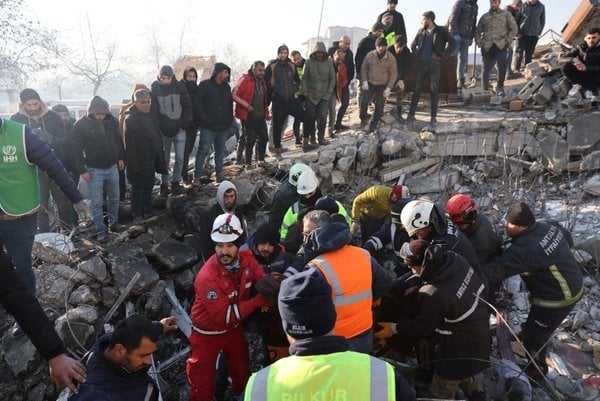 Arnavutluk'ta Kahramanmaraş merkezli depremler nedeniyle ulusal yas ilan edildi
