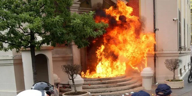 Arnavutluk'ta protesto! Rota tam olarak Tiran belediye binası: Ateşe verildi! Bir istifa çağrısı daha