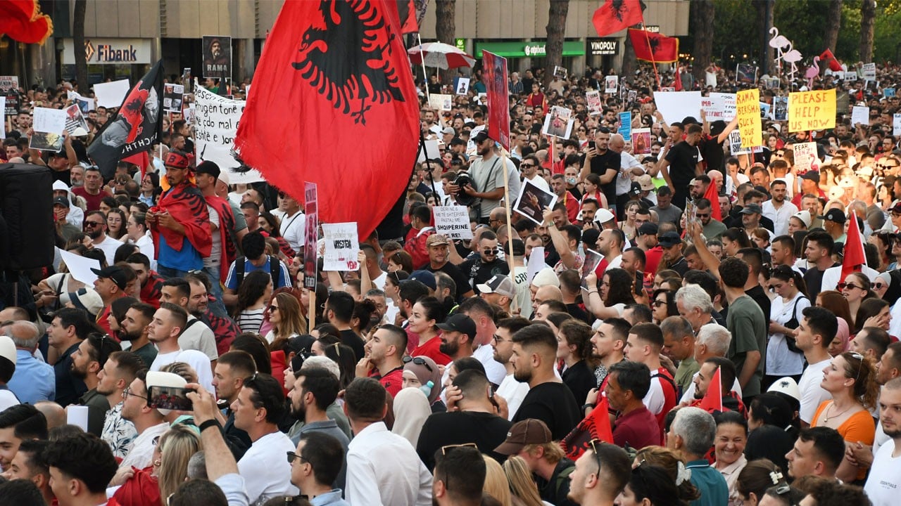 Arnavutluk’ta ‘satılık değil’ protestosu büyüyor! Trump ailesi iddiası sokakları karıştırdı