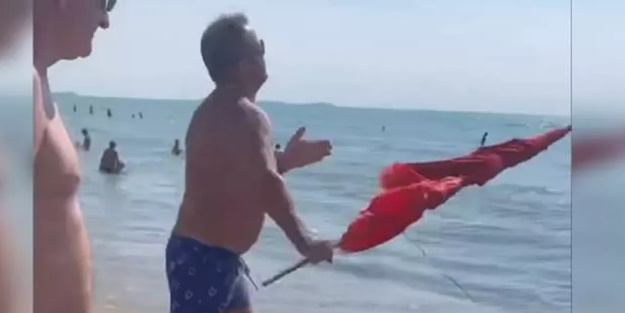 Arnavutluk'ta skandal! Türk bayrağını indirip denize attı