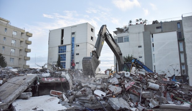 Arnavutluk'ta yaralar sarılıyor