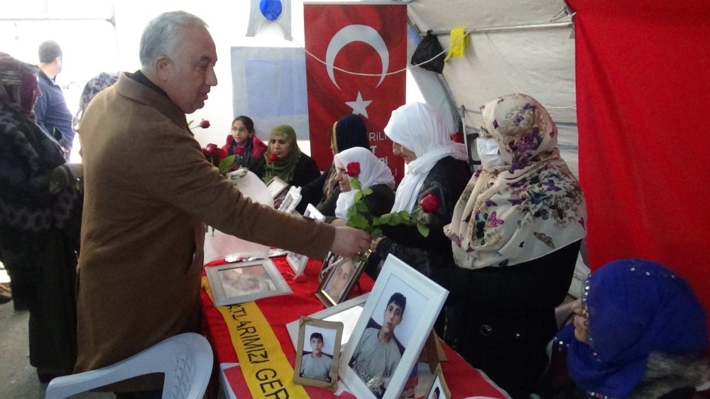 Arpaçay Belediye Başkanı Altay’dan evlat nöbetindeki ailelere ziyaret 