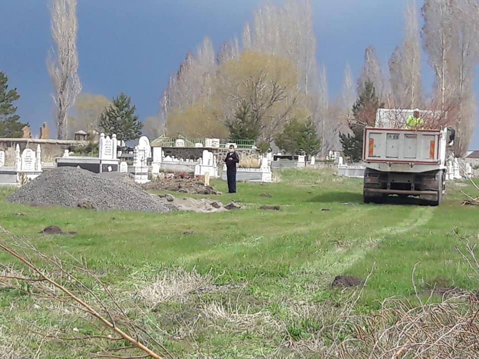 Arpaçay Belediyesi mezarlıkları ağaçlandırıyor 