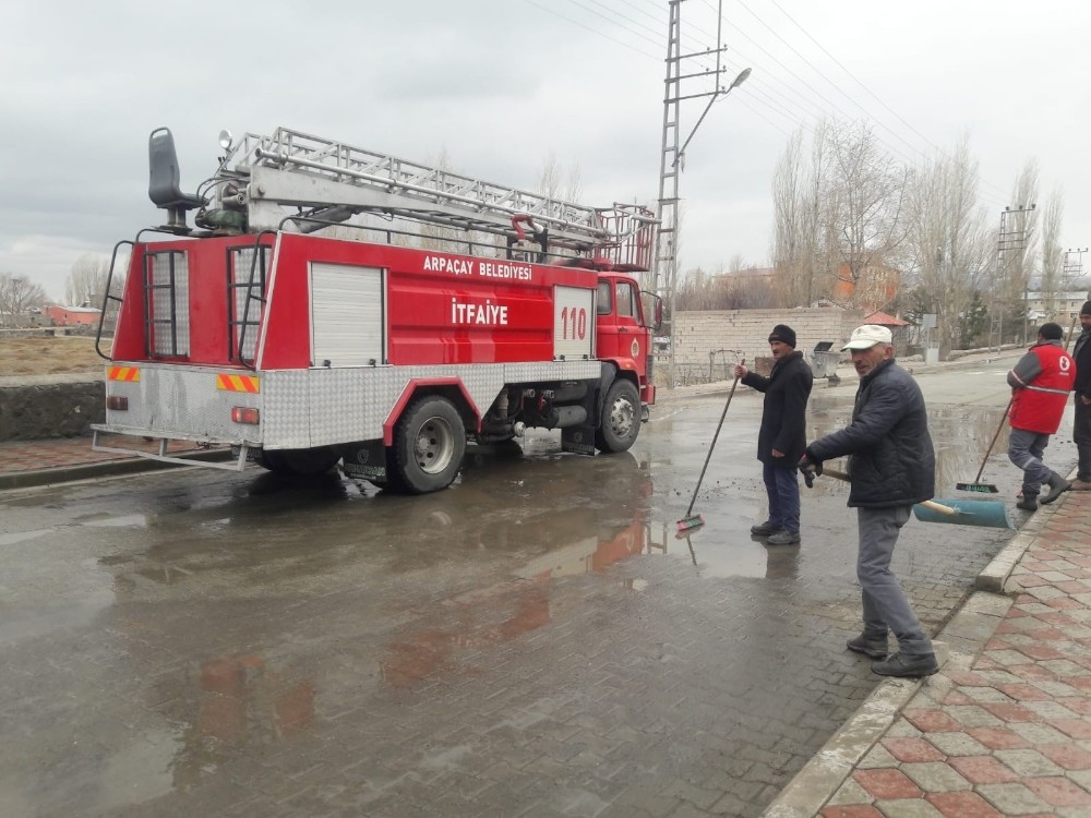 Arpaçay’da caddeler günlük yıkanıyor 