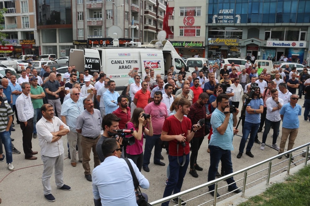 Arsaları tarlaya çevrilen emlakçılar CHP’li belediyeyi protesto etti 