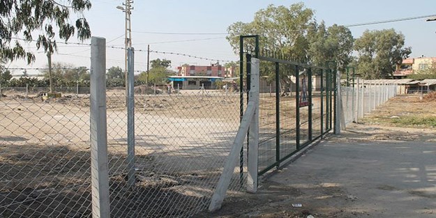 Arsasından geçen yolu kapattı