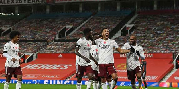 Arsenal Manchester Ünited'ı penaltı golüyle yıktı