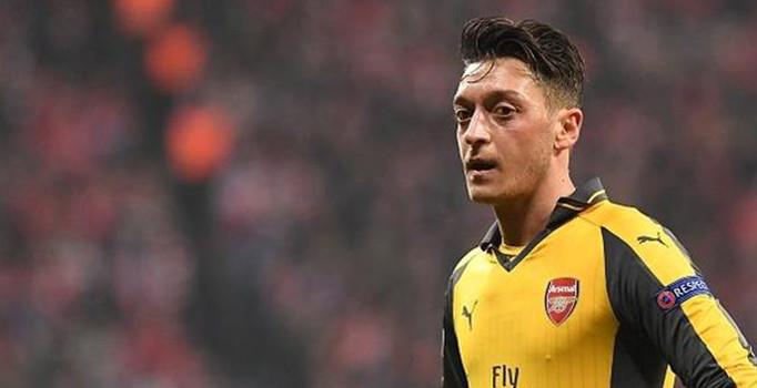 Arsenal, Mesut Özil'i gönderiyor