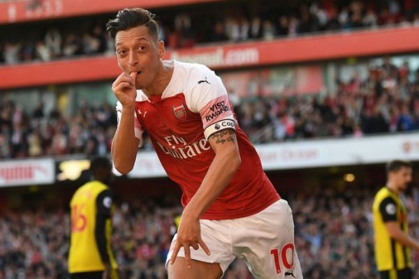 Arsenal Mesut'la kazandı! 2-0