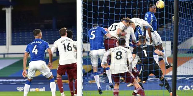 Arsenal Premier Lig'de eriyor