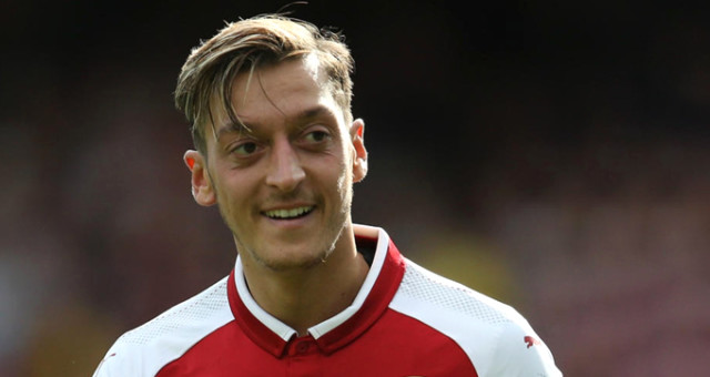 Arsenal'dan Mesut Özil'e jest