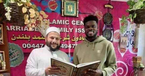 Arsenalli yıldız futbolcu Müslüman oldu