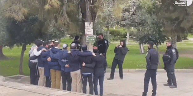 Arsız Yahudi yerleşimcilerden Mescidi Aksa’da “Baskın hatırası”