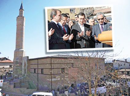 Arslanhane Camii ibadete açıldı