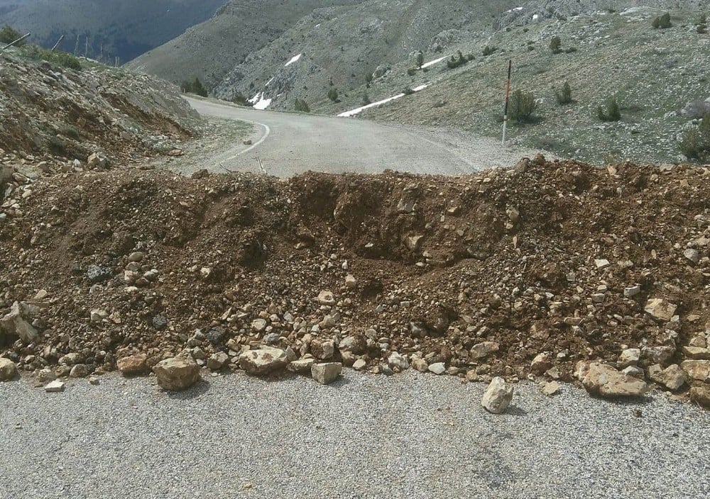 Arslantaş köyü ile Ayvat köyü yolu hafriyat dökülerek ulaşıma kapatıldı 