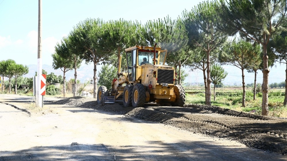 Artan sıcaklarla birlikte Büyükşehir Belediyesi yol yapım çalışmalarına hız verdi 