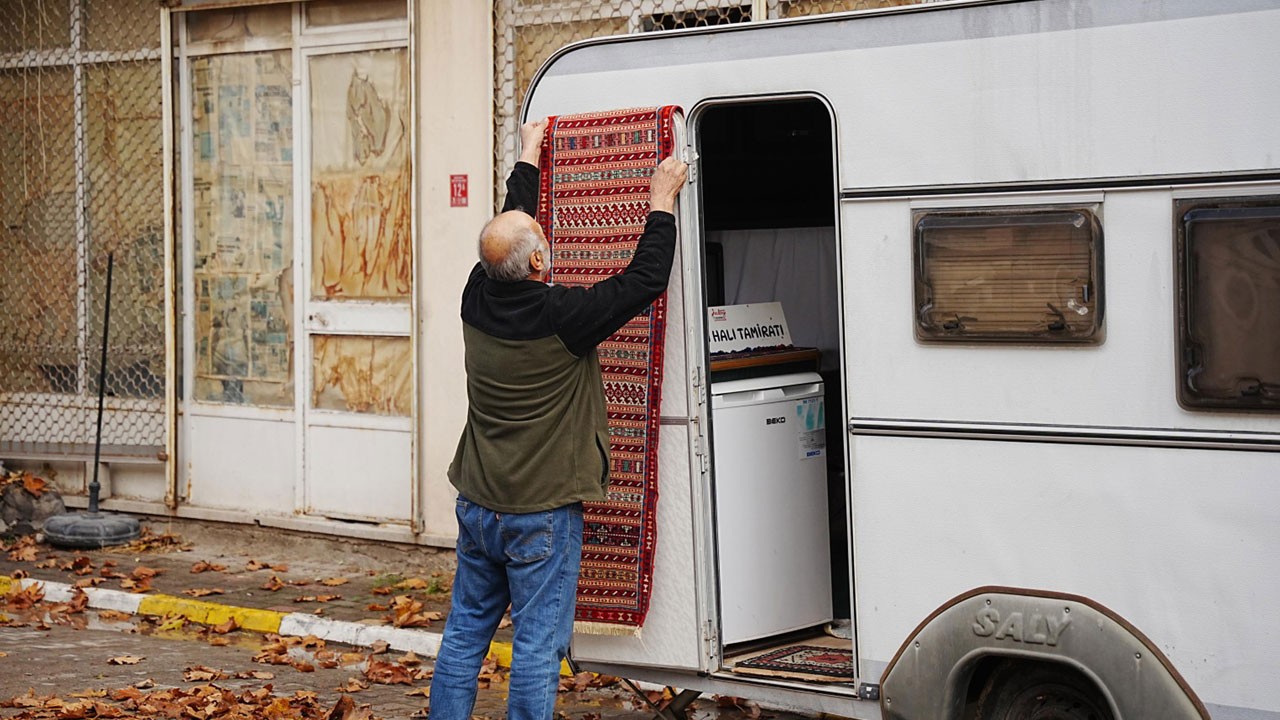 Artçılar sebebiyle çalışamaz oldu! 45 yıllık halı ustası bakın çözümü nasıl buldu