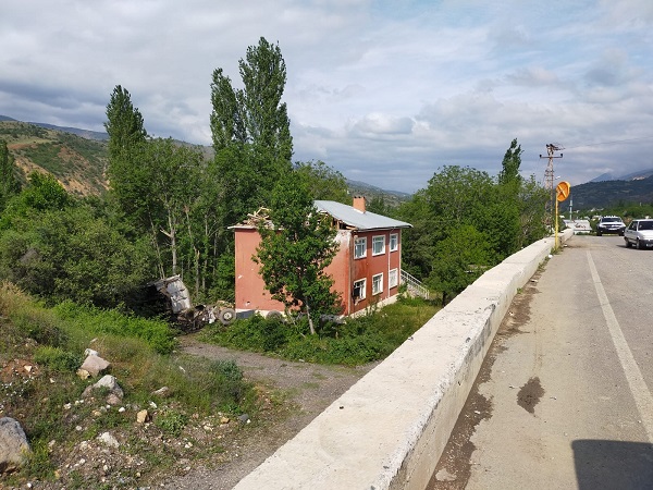 Artık kullanılamaz hale geldi! Bu evin üzerinden kuş değil kamyon uçuyor