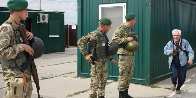 Artık o kapıdan sayılı insan geçiyor...