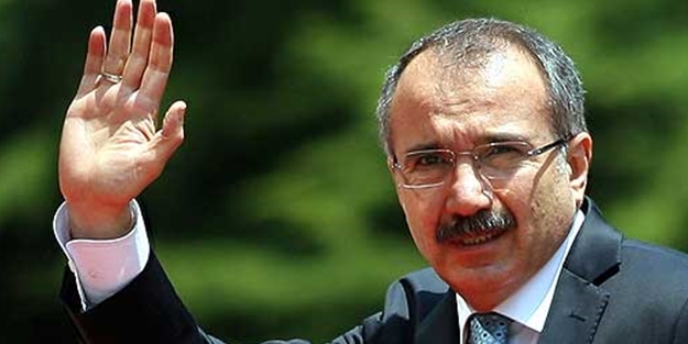 O bakan siyaseti bıraktı!