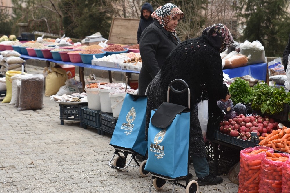 Artuklu Belediyesi vatandaşlara pazar arabası dağıttı
