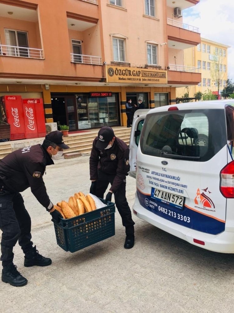Artuklu Kaymakamlığından evlere ekmek dağıtımı 