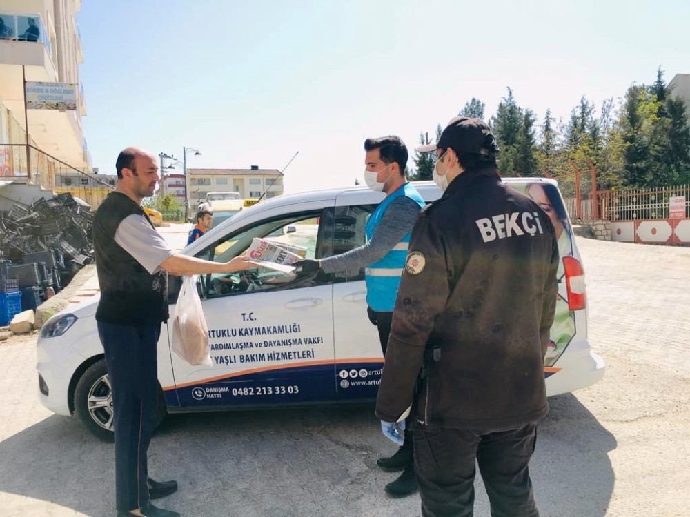 Artuklu’da evlere gazete ve ekmek dağıtımı 