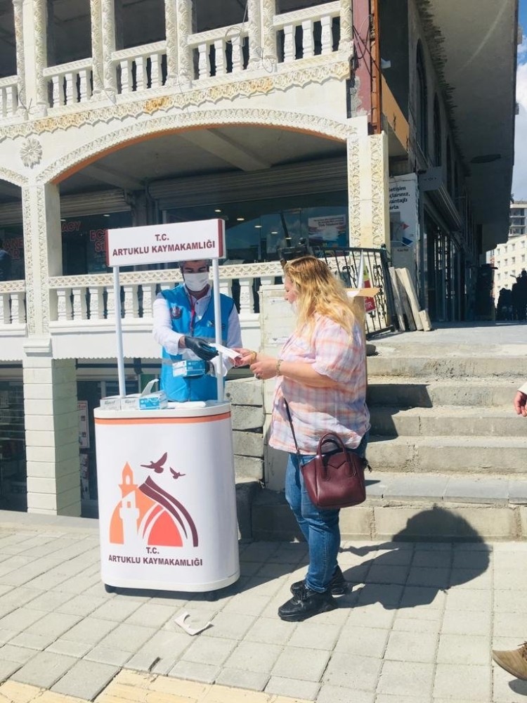 Artuklu’da ücretsiz maske dağıtımı sürüyor 