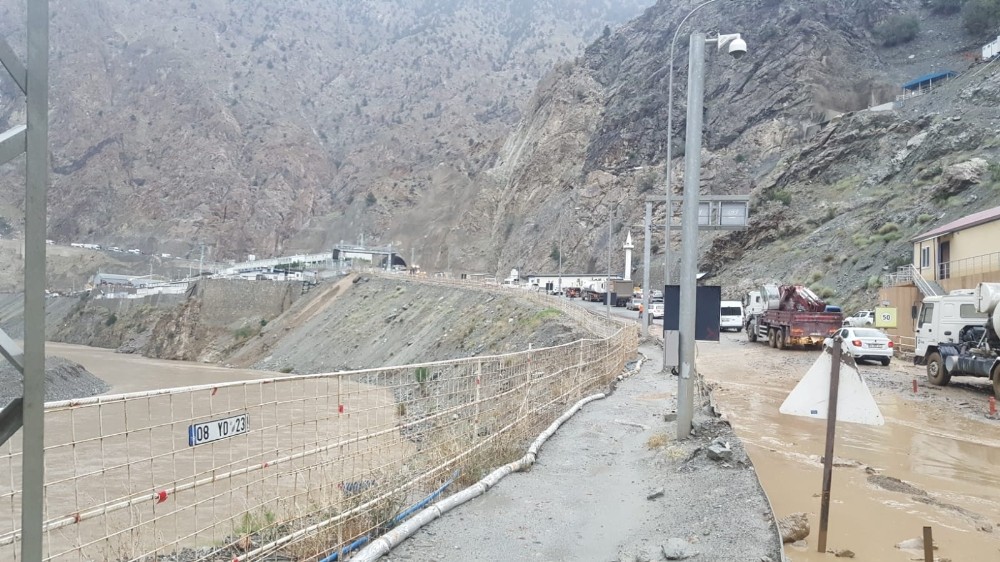 Artvin-Erzurum karayolu yeniden trafiğe açıldı 