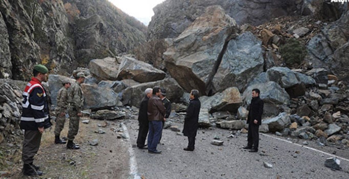 Artvin-Şavşat karayolu düşen kaya sebebiyle ulaşıma kapandı