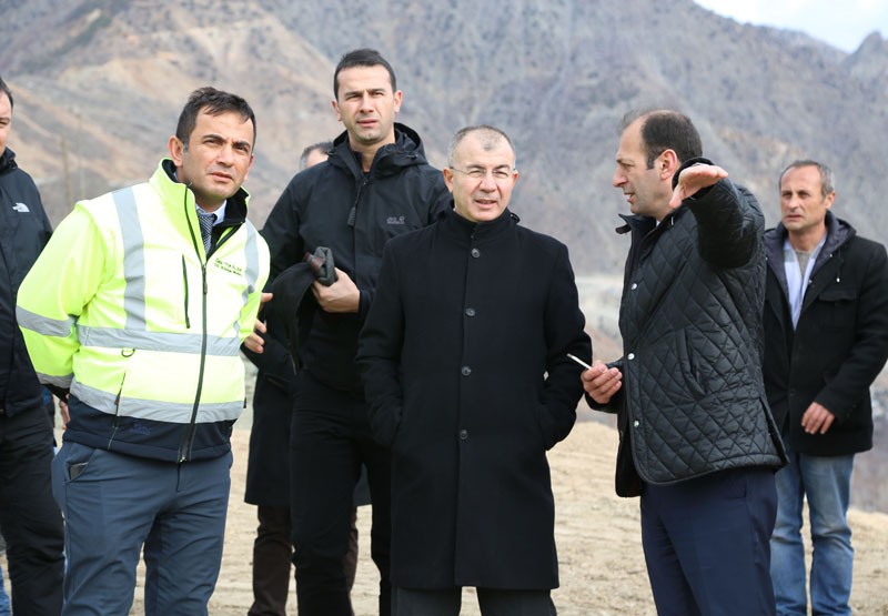 Artvin Valisi Doruk Yusufeli yeni yerleşim yerinde fidan dikti 