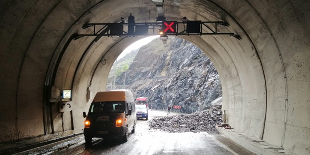 Artvin-Yusufeli kara yolunda iki noktada heyelan