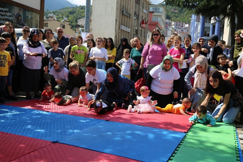 Artvin’de Bebekler arası emekleme yarışması yapıldı 